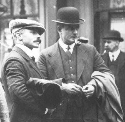 Il terzo ufficiale Herbert Pitman ed il secondo ufficiale Charles Lightoller (a destra con la pipa) in attesa di testimoniare all'inchiesta britannica.