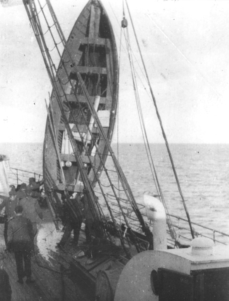 Una scialuppa di salvataggio del TITANIC viene issata a bordo della Carpathia.
