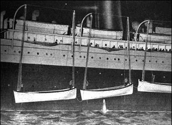 La Carpathia scarica le scialuppe di salvataggio del TITANIC.