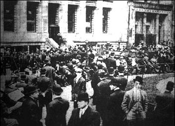 Una folla ansiosa fuori degli uffici della White Star Line a New York.