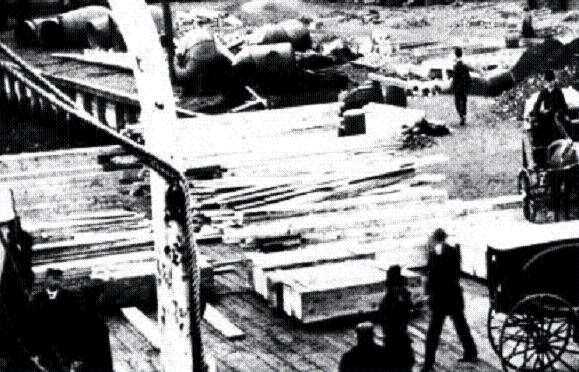 Halifax: i carri funebri e le bare aspettano sulla banchina l'arrivo del Mackay Bennett.