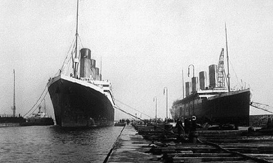 Inizi 1912: il TITANIC (a destra) si riunisce con l'Olympic.