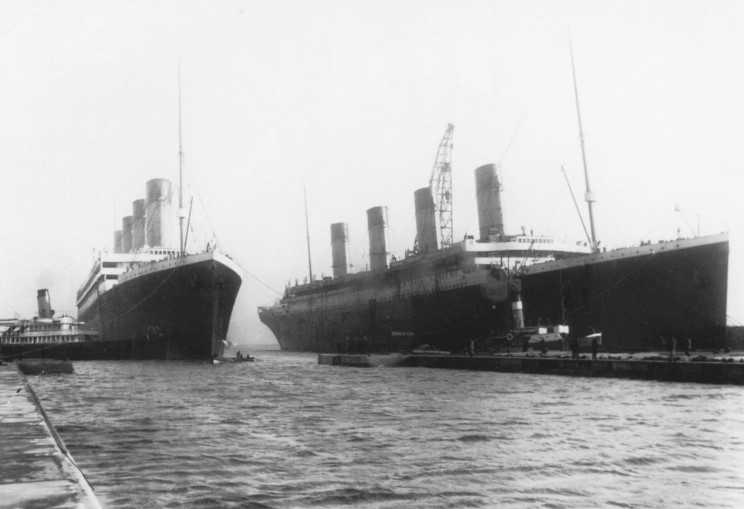 Inizi 1912: il TITANIC (a destra) si riunisce con l'Olympic.