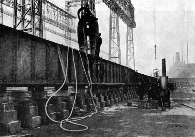 Febbraio 1909: rivettatura della chiglia.