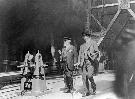 Lord William James Pirrie e Joseph Bruce Ismay ispezionano lo scafo del TITANIC poco prima del varo.