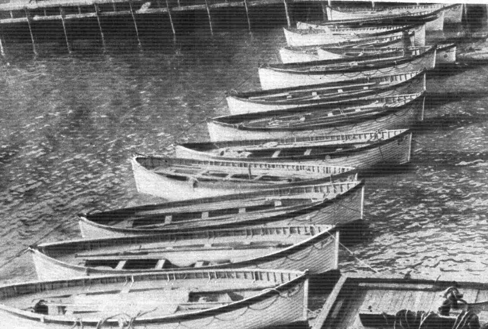 Le scialuppe del TITANIC allineate al molo della White Star Line a New York.