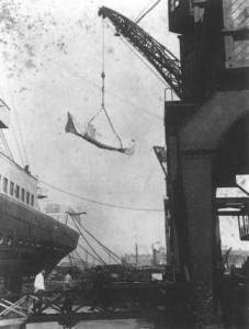 Gennaio 1912: le scialuppe vengono issate a bordo del TITANIC.