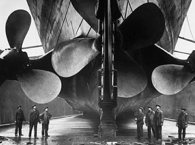 Le tre enormi eliche del TITANIC.
