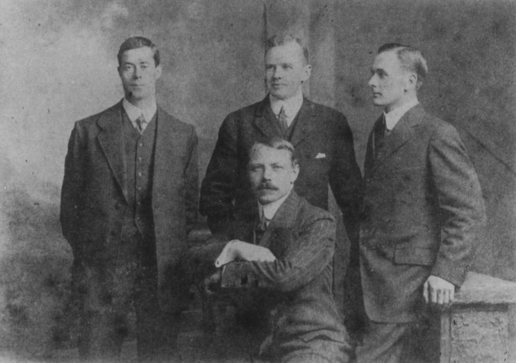 In piedi da sinistra il 5° ufficiale Harold Godfrey Lowe, il 2° Ufficiale Charles Herbert Lightoller ed il 4° ufficiale Joseph Groves Boxall; seduto il 3° ufficiale Herbert John Pitman.