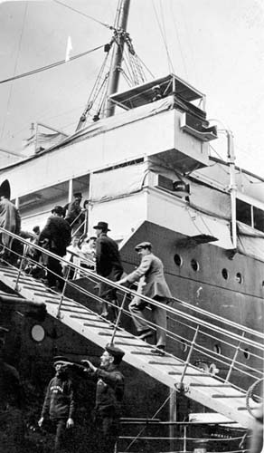 Immigranti salgono a bordo.