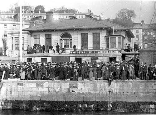 A Queenstown presso il molo della White Star Line.