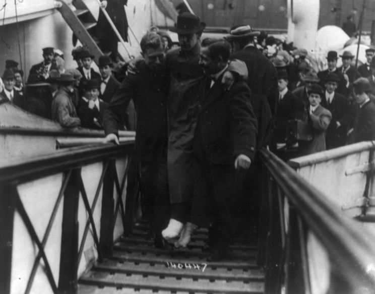 Harold Sydney Bride, con i piedi congelati, viene aiutato a scendere dalla Carpathia.