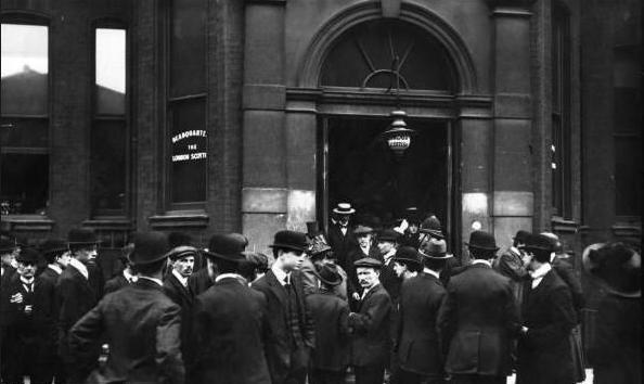 Folla radunata fuori dalla Scottish Drill Hall nei giorni dell'inchiesta del TITANIC.