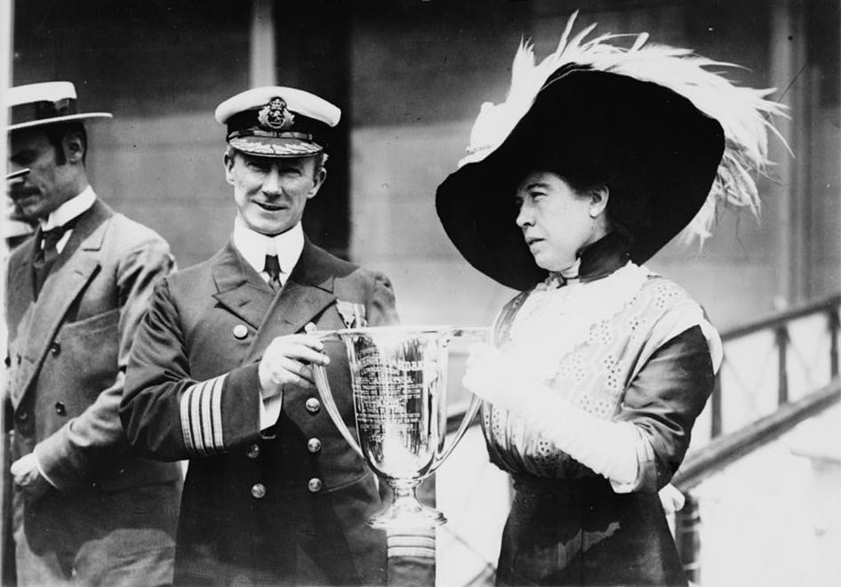 Il Capitano Rostron premiato da Margaret Brown