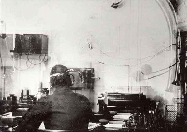 La sala radio del TITANIC: l'operatore, ripreso di spalle,  Harold Bride.