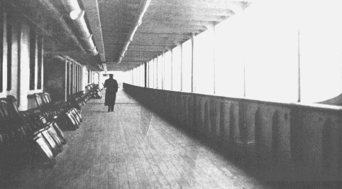 Il passeggero che si vede in questa foto del ponte passeggiata è il Capitano Edward John Smith.