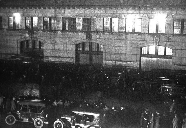 Fuori dal molo della Cunard c'erano circa 30.000 persone in piedi sotto la pioggia.