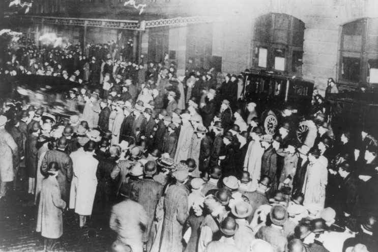 Fuori dal molo della Cunard c'erano circa 30.000 persone in piedi sotto la pioggia.
