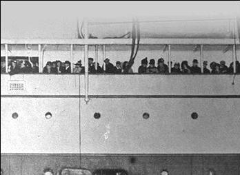 I passeggeri del TITANIC si affacciano dalla Carpathia.