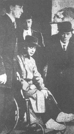 Il radiotelegrafista Harold Bride con i piedi congelati.