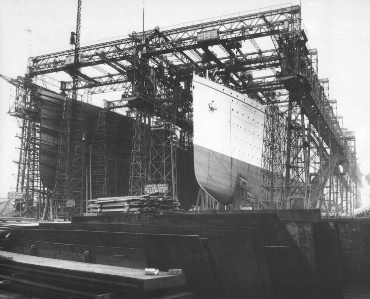 Il TITANIC (a sinistra) e l'Olympic (a destra) nel giorno del varo di quest'ultima (ottobre 1910).