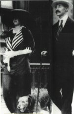I coniugi Astor con il loro cane.