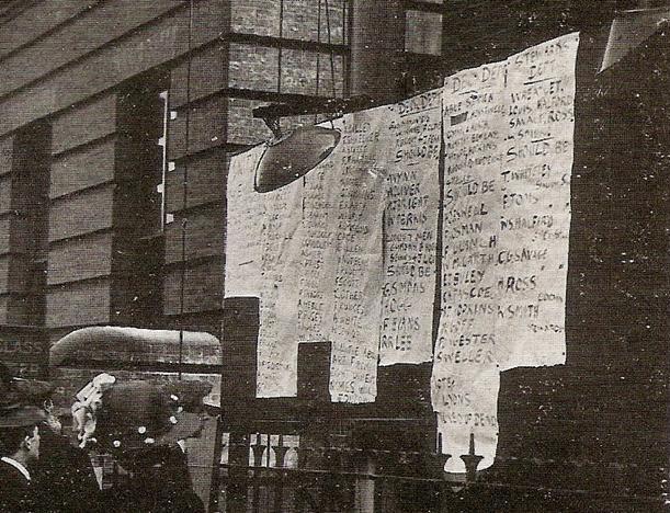 Nei fogli appesi, alla cancellata della sede della White Star Line di Londra, si cercano i nomi dei propri congiunti superstiti.