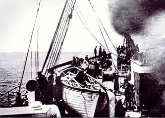 Le scialuppe sono issate a  bordo della Carpathia.