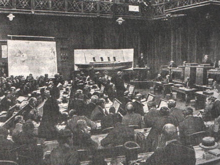 Alcune fasi dell'inchiesta britannica.