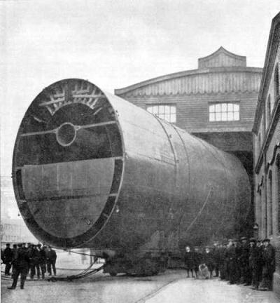 Uno dei giganteschi fumaioli del TITANIC.