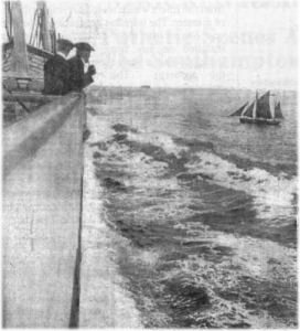 Vista sul mare dal ponte imbarcazioni.