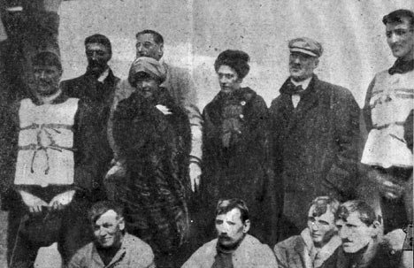 Gli occupanti della scialuppa numero 1: in alto a sinistra Abraham L. Salomon, Charles Emil Henry Stengel e Charles Hendrickson; seconda fila da sinistra Lucy Duff Gordon, Laura Mabel Francatelli, Cosmo Duff Gordon e James Taylor; in basso George Thomas Symons, Albert Edward James Horswell, Samuel Collins e Robert Pusey.